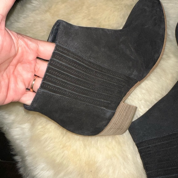 VINCE Size 7.5 black suede ankle bootie made in Italy chunky heel - Picture 3 of 5